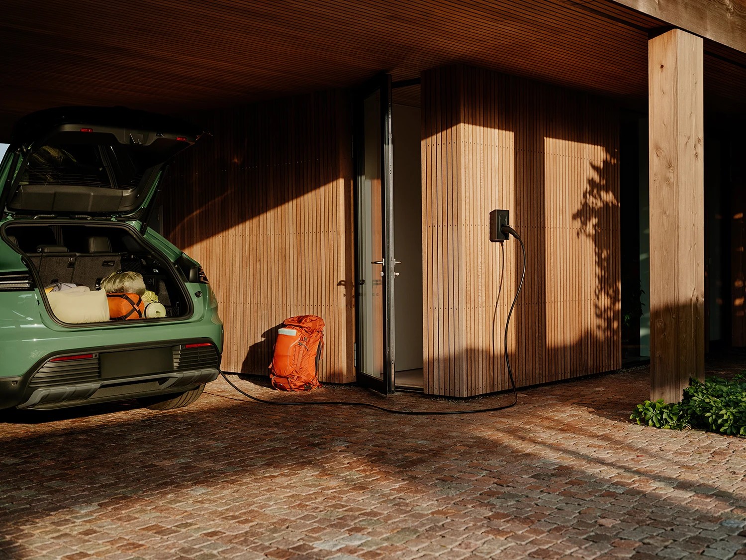 Een elektrische auto die thuis wordt opgeladen met een Zaptec Go laadstation